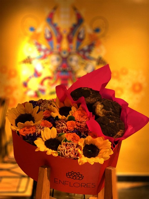 Redi - Caja con muffins y flores